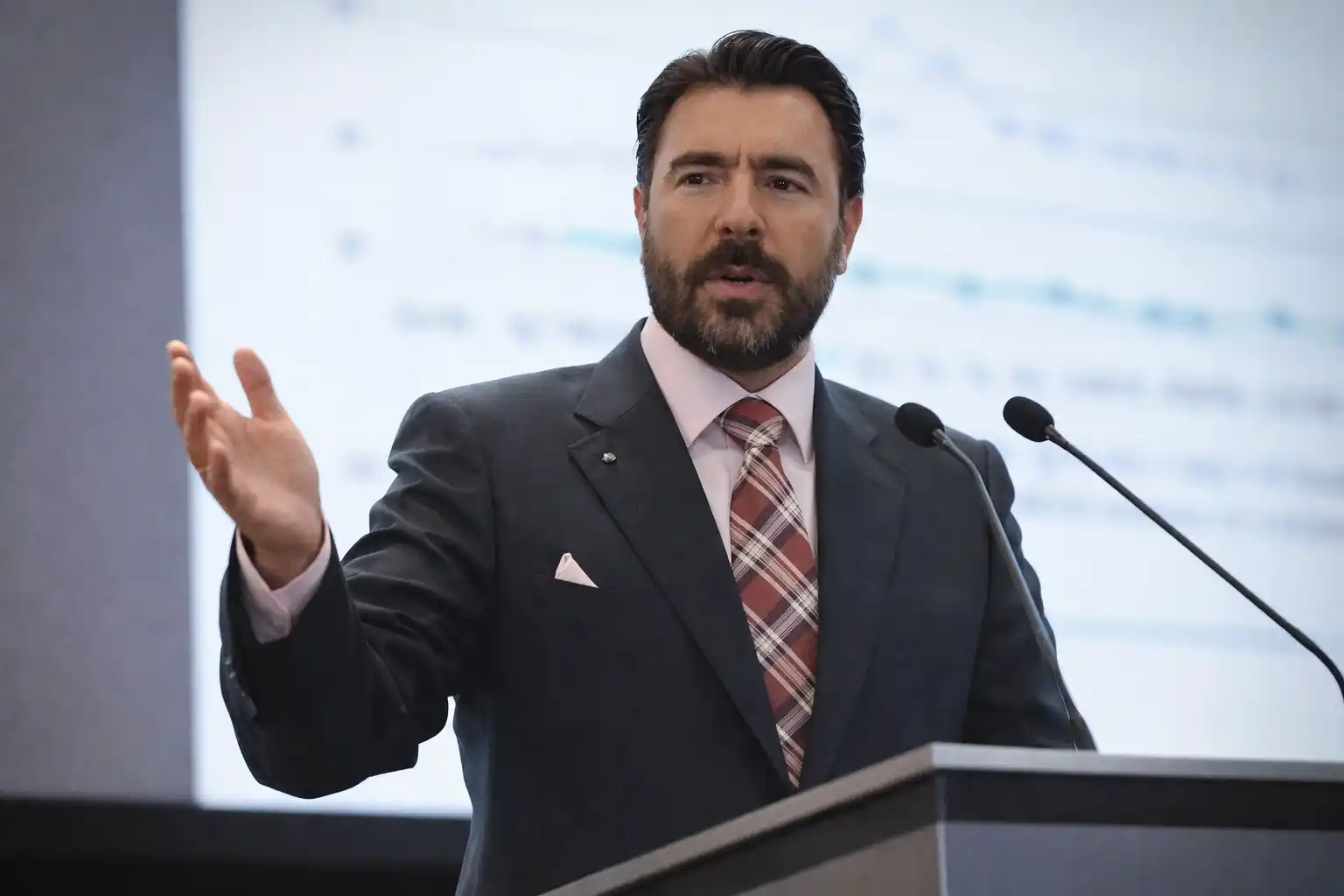 Abogados revisando acuerdo arbitral y estrategia en controversia comercial